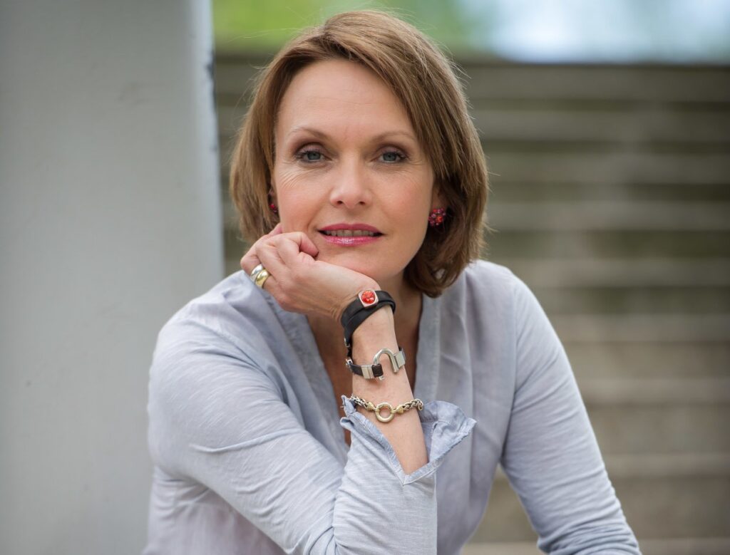 Portrait einer Frau: Simone Standl, Journalistin und Moderatorin, Schirmherrin